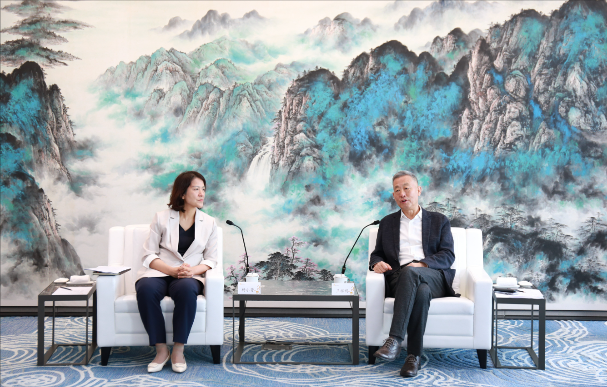 新盛娱乐公司董事长会见许昌市委书记杨小菁