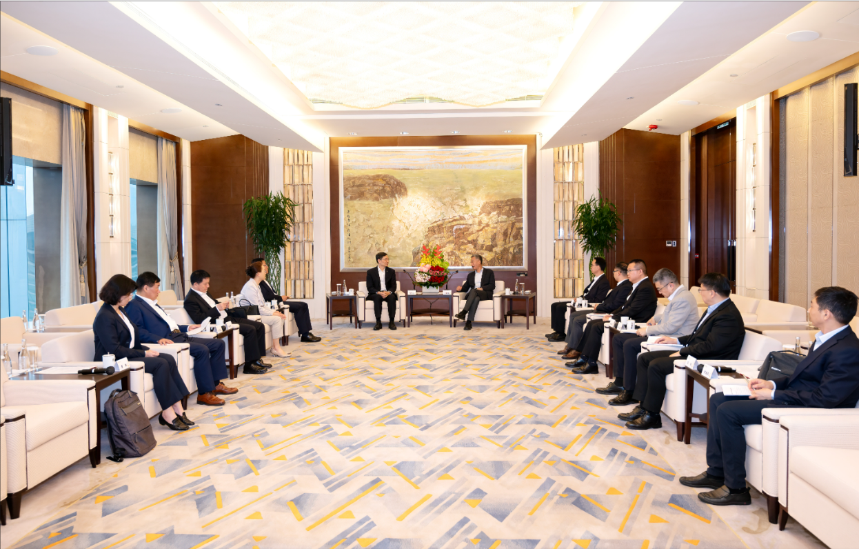 新盛娱乐公司董事长会见中国建材董事长周育先